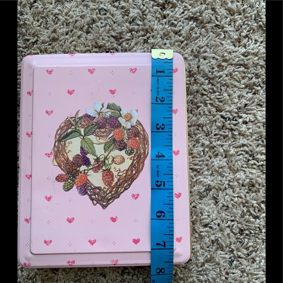 Cute Box! Metallic with sealed lid, pink with hearts. - Picture 6 of 6
